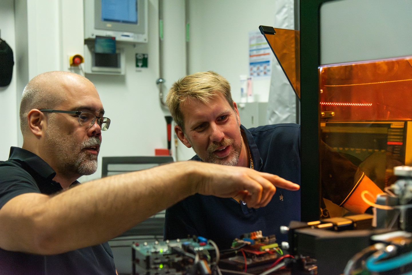 Prof. Jochen Guck (l.) und Dr. Jens Langjürgen (r.) inspizieren den Aufbau des AutoRAPID-Projekts.